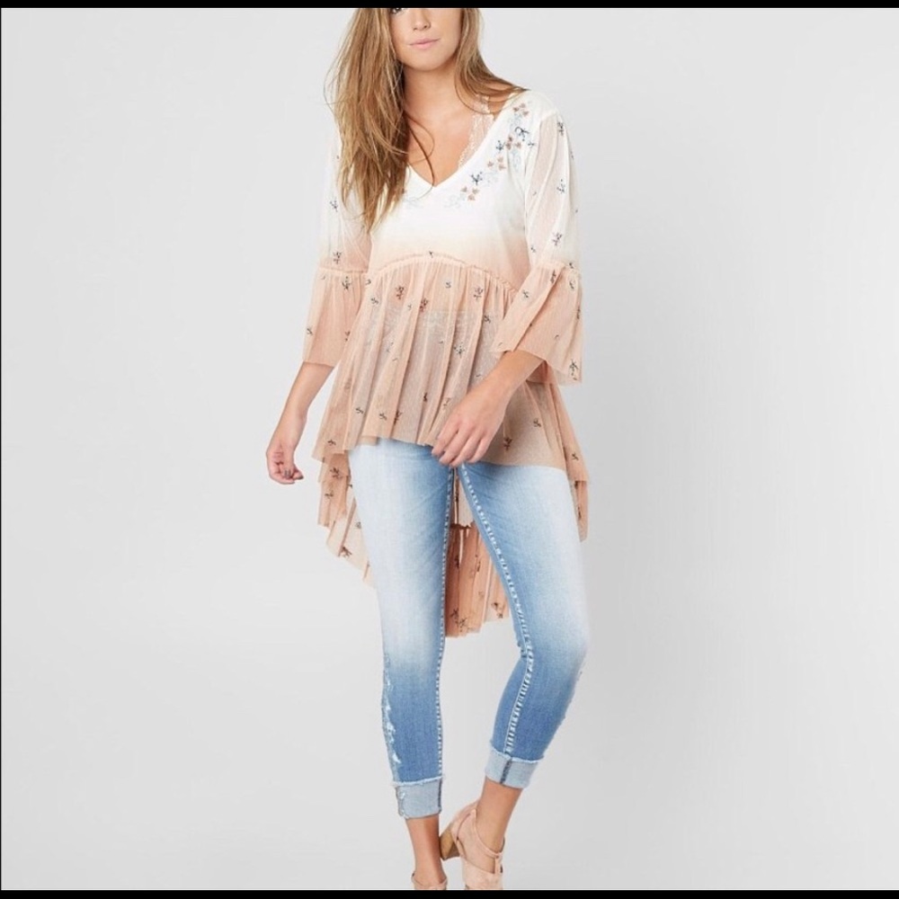 Gimmicks by BKE The Buckle Hi Low Lace Top Ombré
